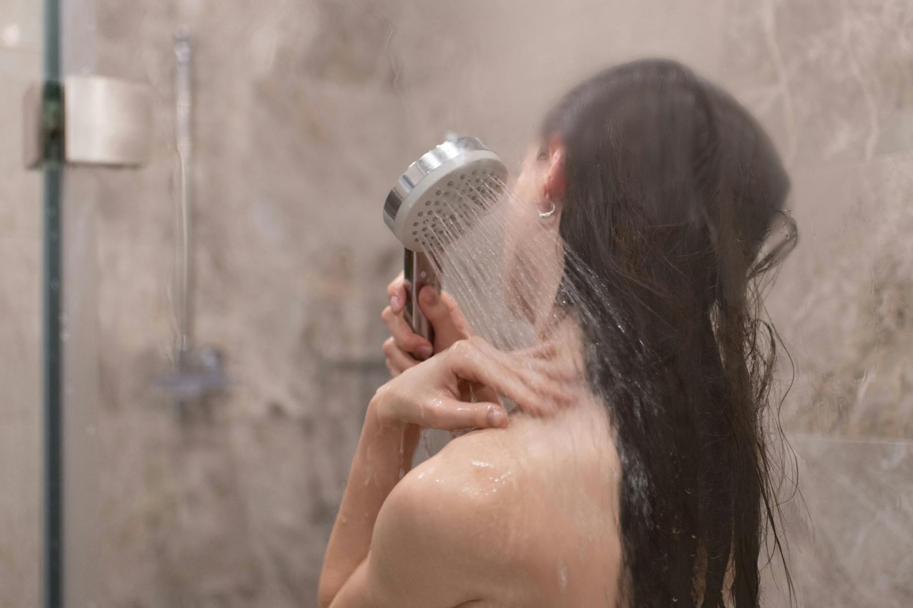 Das Duschen sorgt für Kalk- und Wasserflecken, wenn man sie nicht sofort putzt. Aber gegen diese hässlichen Spuren gibt es ein Mittel.