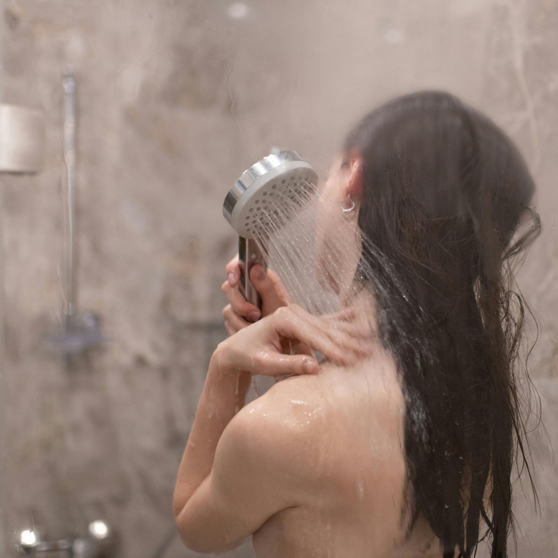 Gegen Kalk- und Wasserflecke: Mit DIESEM günstigen Reiniger wird ihre Duschkabine ohne viel Aufwand wieder strahlend