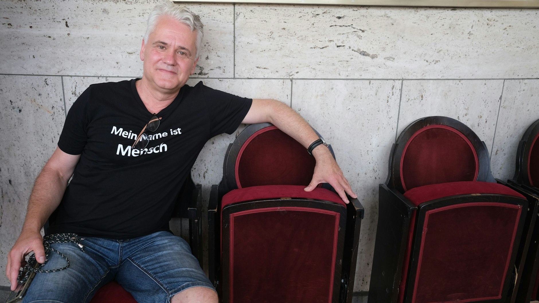 Theater-Chef  Martin Woellfer auf Sitzen der  Komödie vom Kudamm: Schon nach kurzer Zeit waren zwei Dutzend verkauft. Einzeln für 50  Euro, Doppelsitze für 90 und drei gekoppelte Sitze für 120 Euro.