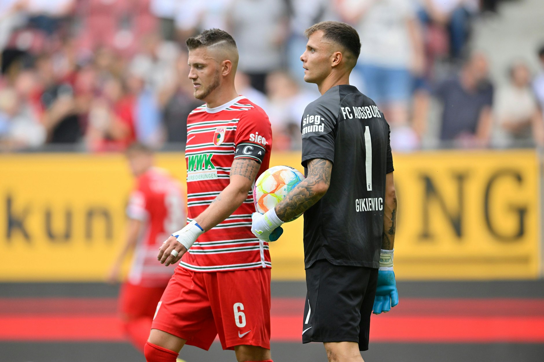 Augsburgs Kapitän Jeffrey Gouweleeuw stärkte seinem Keeper Rafal Gikiewicz (r.) den Rücken. Der EX-Unioner war ein Rückhalt beim 2:1-Sieg des FCA in Leverkusen.