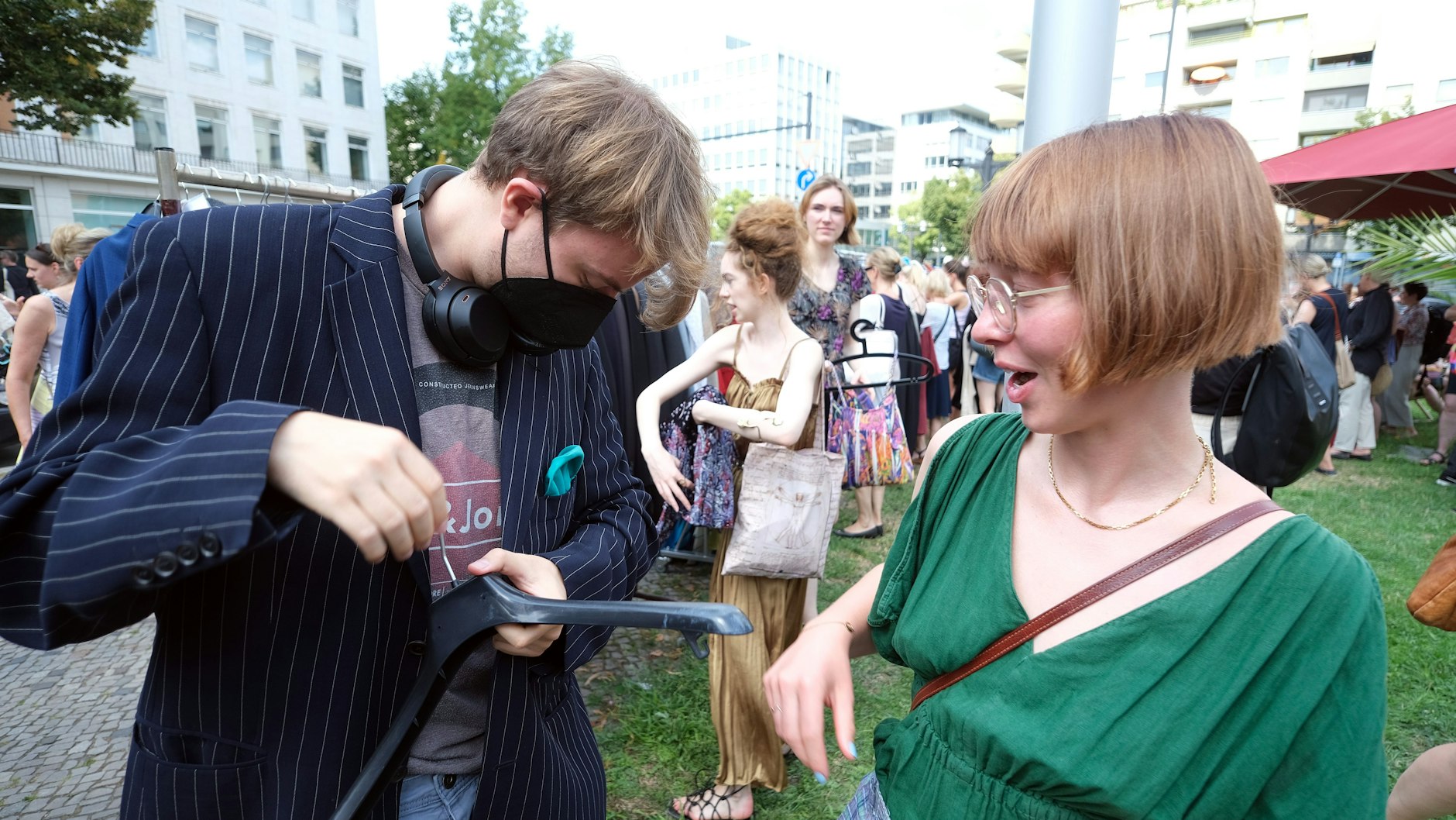 Wow, mit Einstecktuch: Julia ist angetan vom Accessoire des Nadelstreifen-Sakkos, das Nico anprobierte.