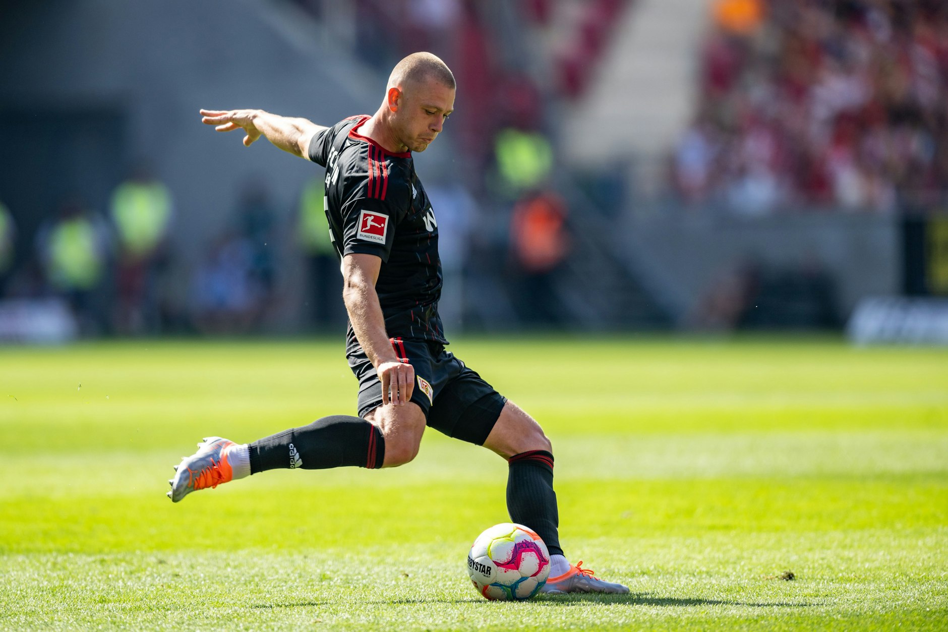 Die Haltung ist schon mal perfekt. Jetzt muss Julian Ryerson nur noch seine Streuung in den Griff kriegen.