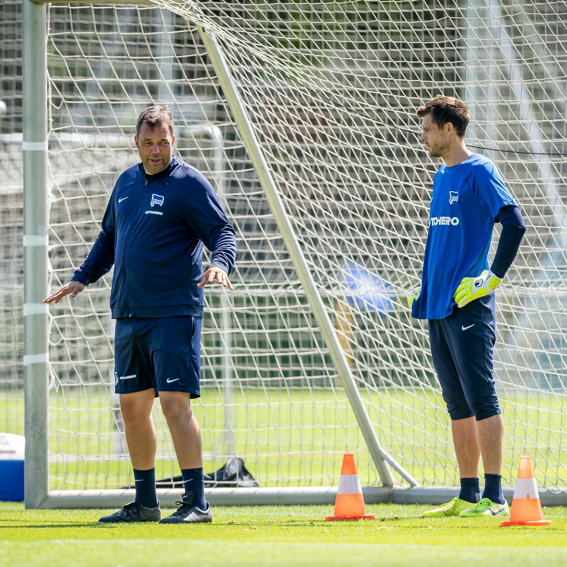 Torwarttrainer Andreas Menger und Keeper Rune Jarstein von Hertha BSC.