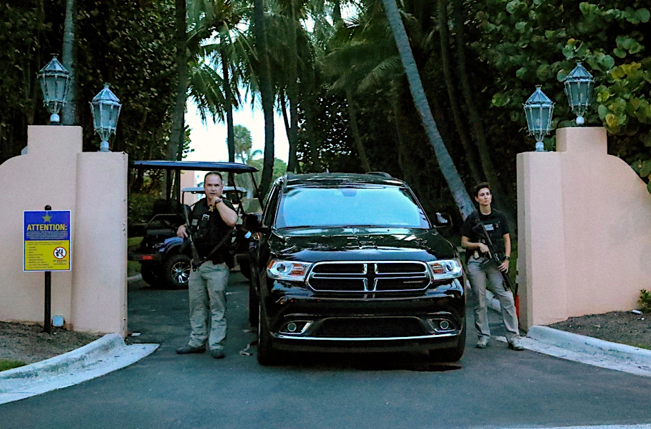Agenten des Secret Service stehen am Tor von Mar-a-Lago.  ews/AP/dpa