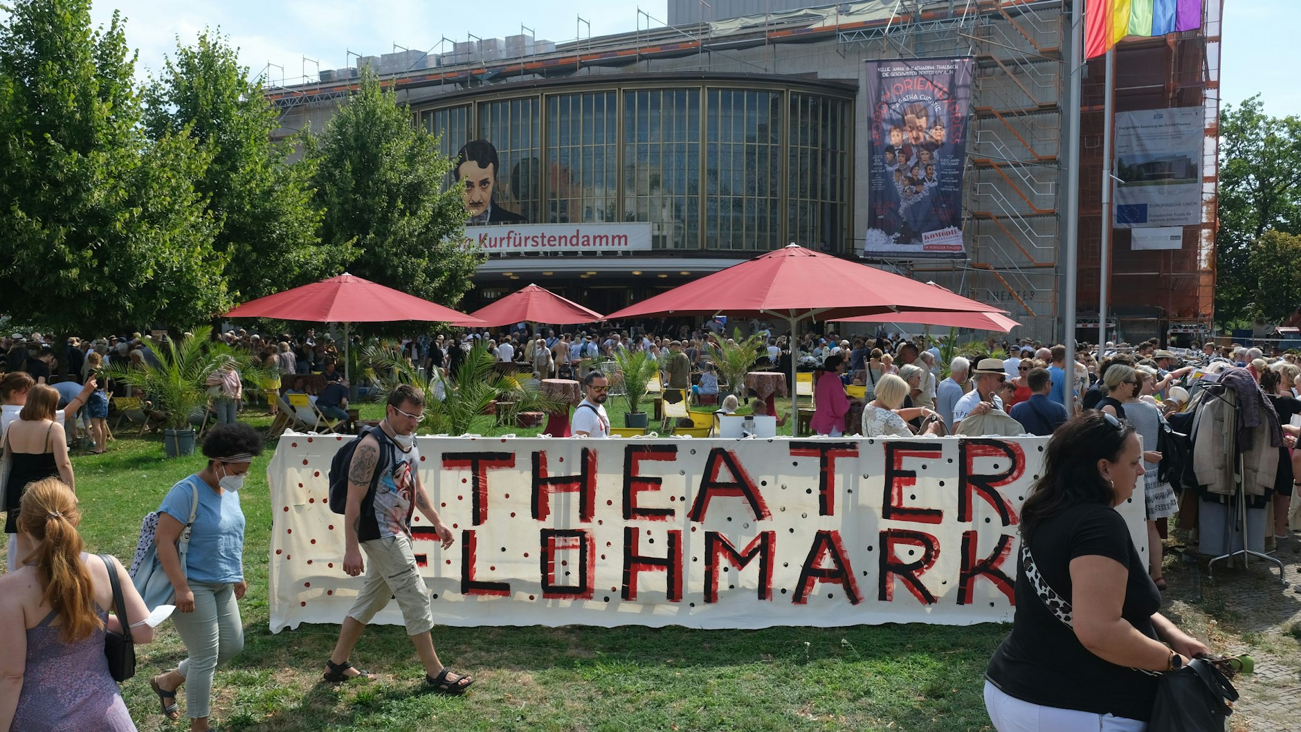 Trotz glühender Hitze kamen Hunderte über Mittag zum Schiller-Theater, aus dem die Komödie am Kurfürstendamm wieder ausziehen muss.