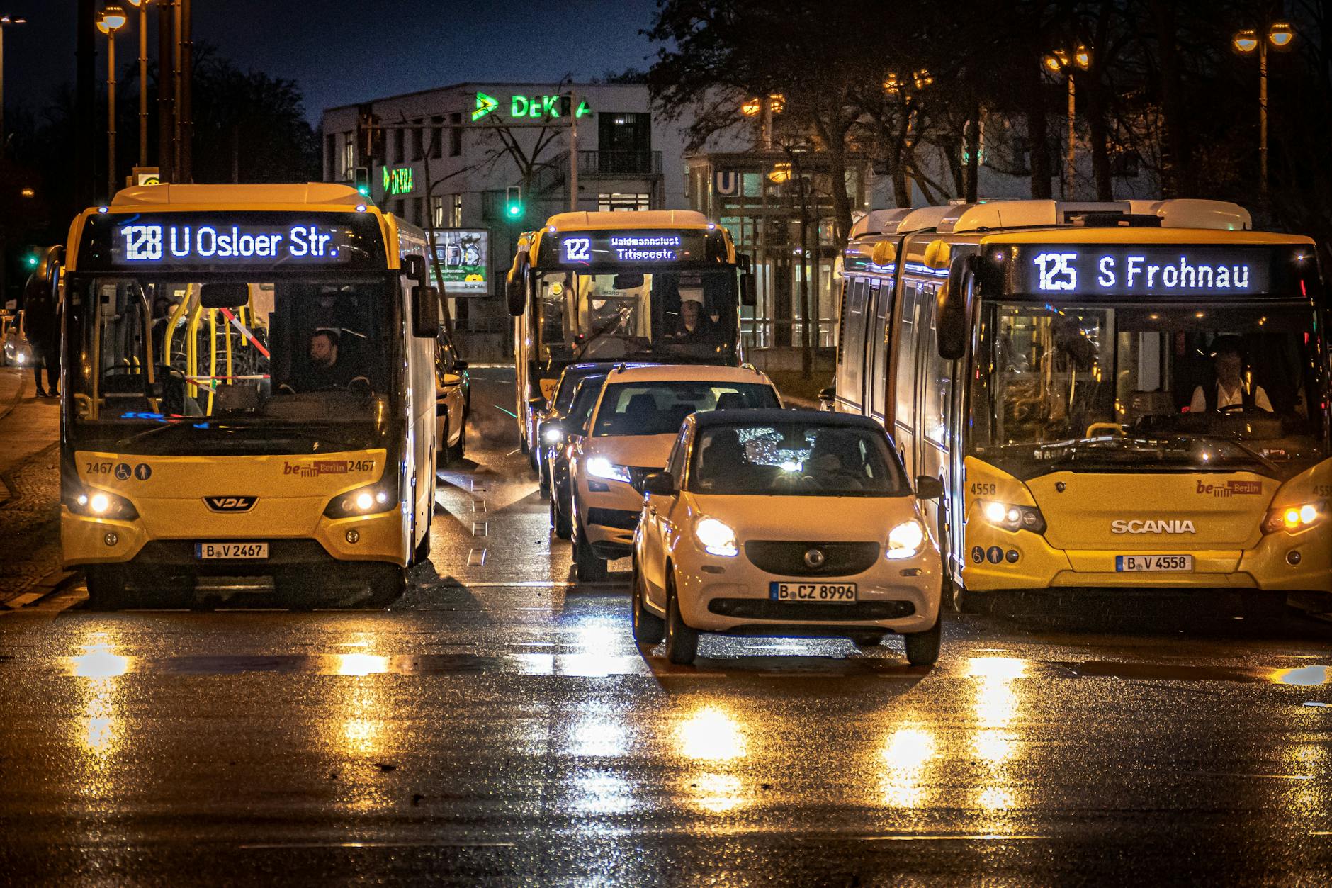 Tag und Nacht unterwegs: Busse der Berliner Verkehrsbetriebe (BVG) am Kurt-Schumacher-Platz in Reinickendorf.