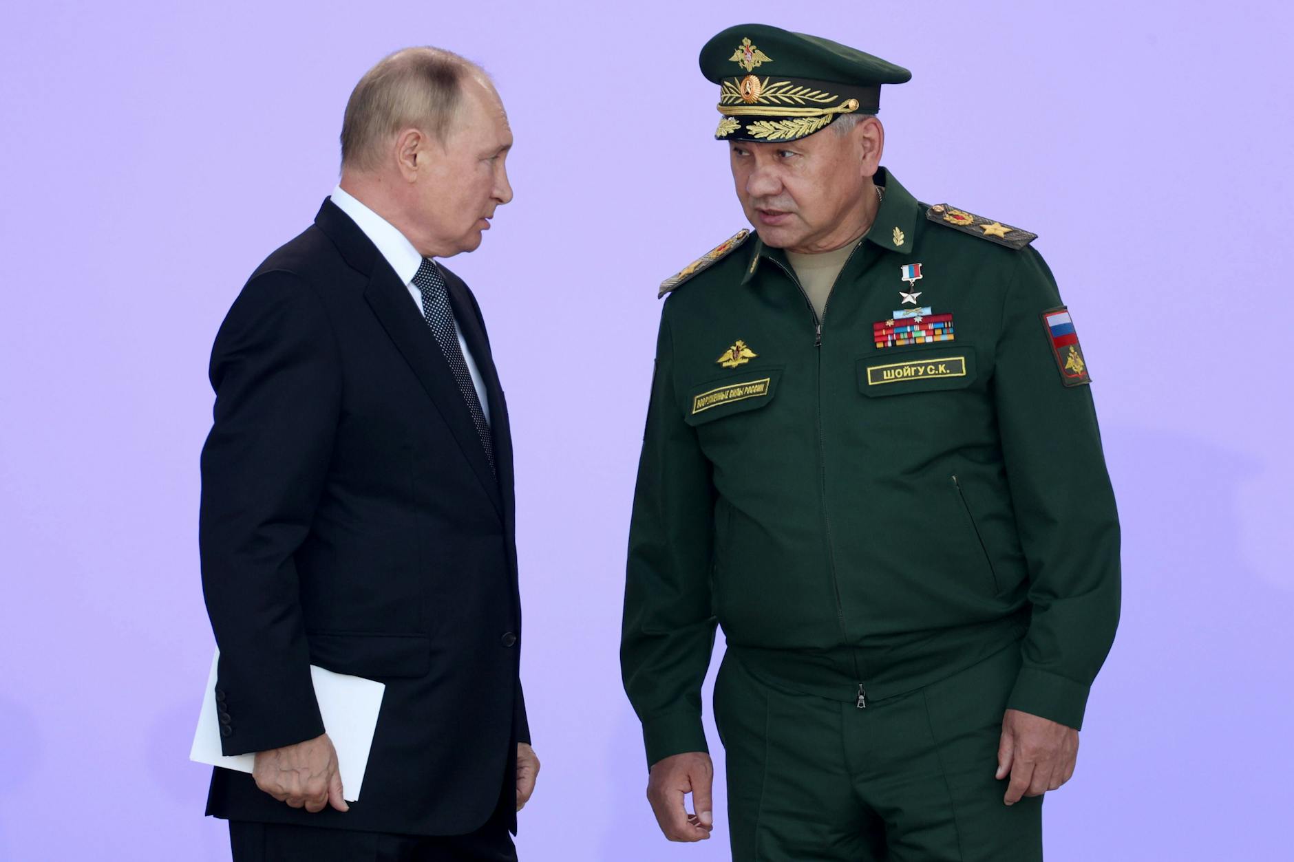 Russlands Präsident Wladimir Putin im Gespräch mit Verteidigungsminister Sergei Shoigu.
