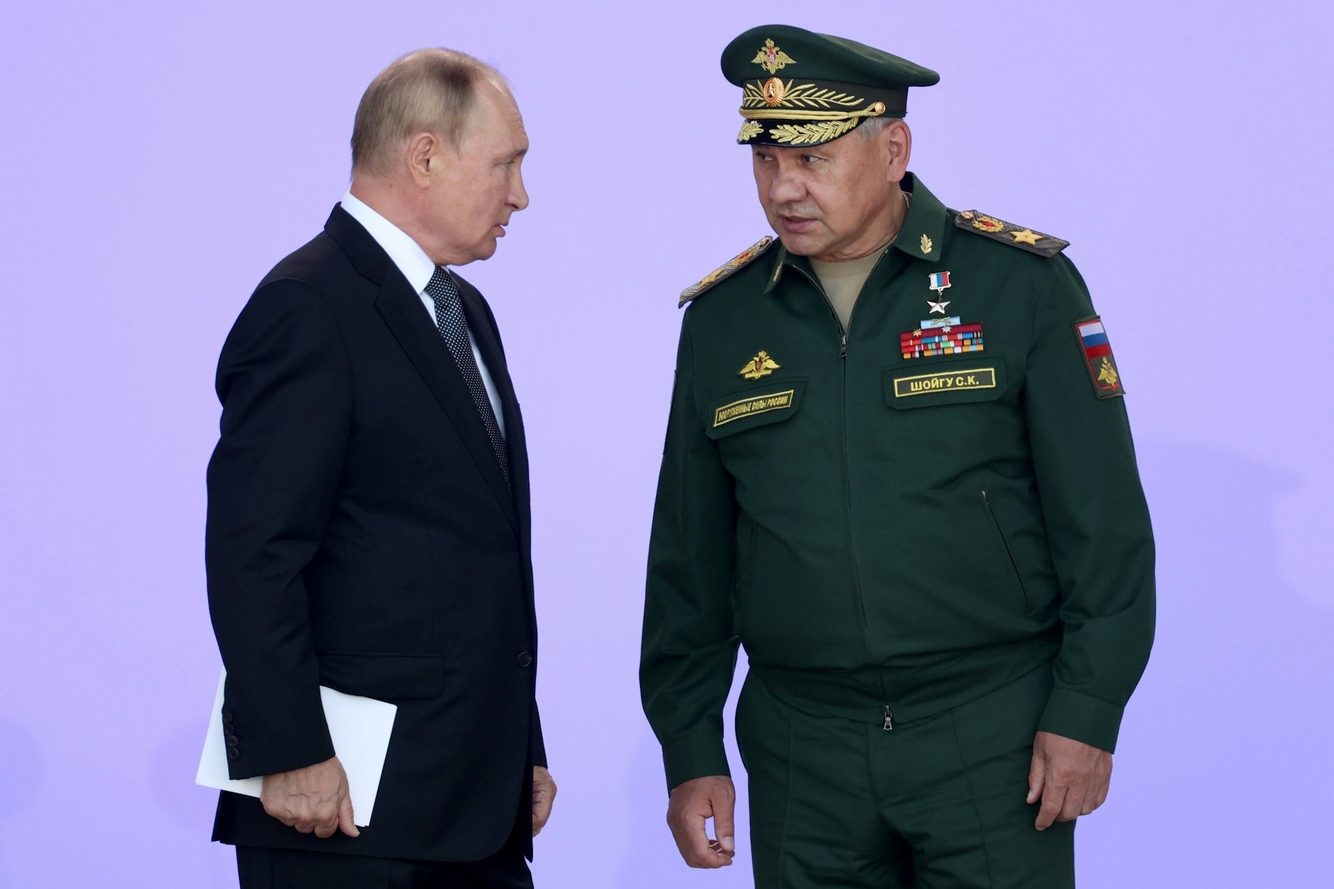 Russlands Präsident Wladimir Putin im Gespräch mit Verteidigungsminister Sergei Shoigu.