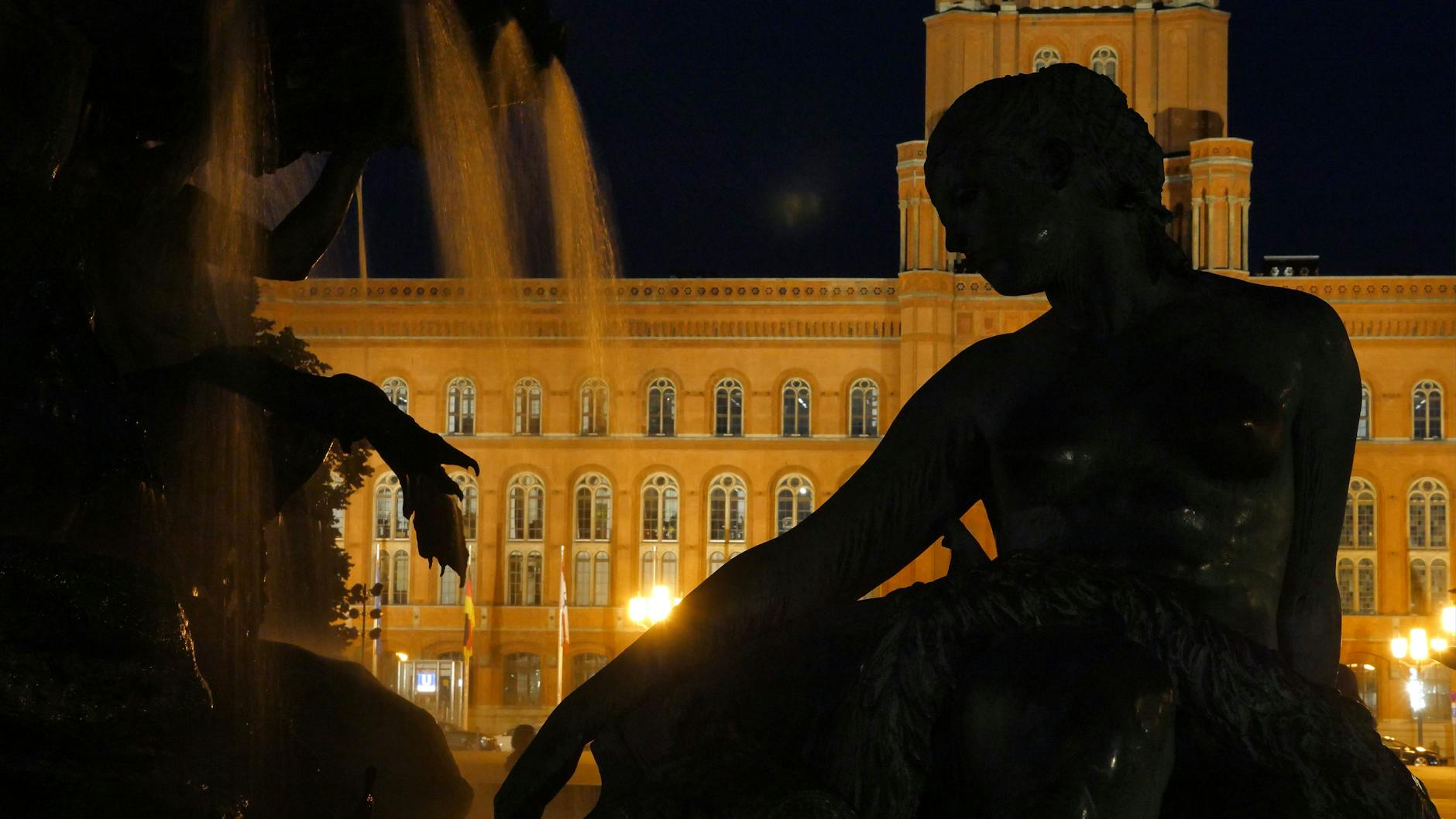 Trotz der Energiesparpläne sind Berlins Wahrzeichen wie das Rote Rathaus noch beleuchtet. Der Neptunbrunnen liegt im Dunklen.
