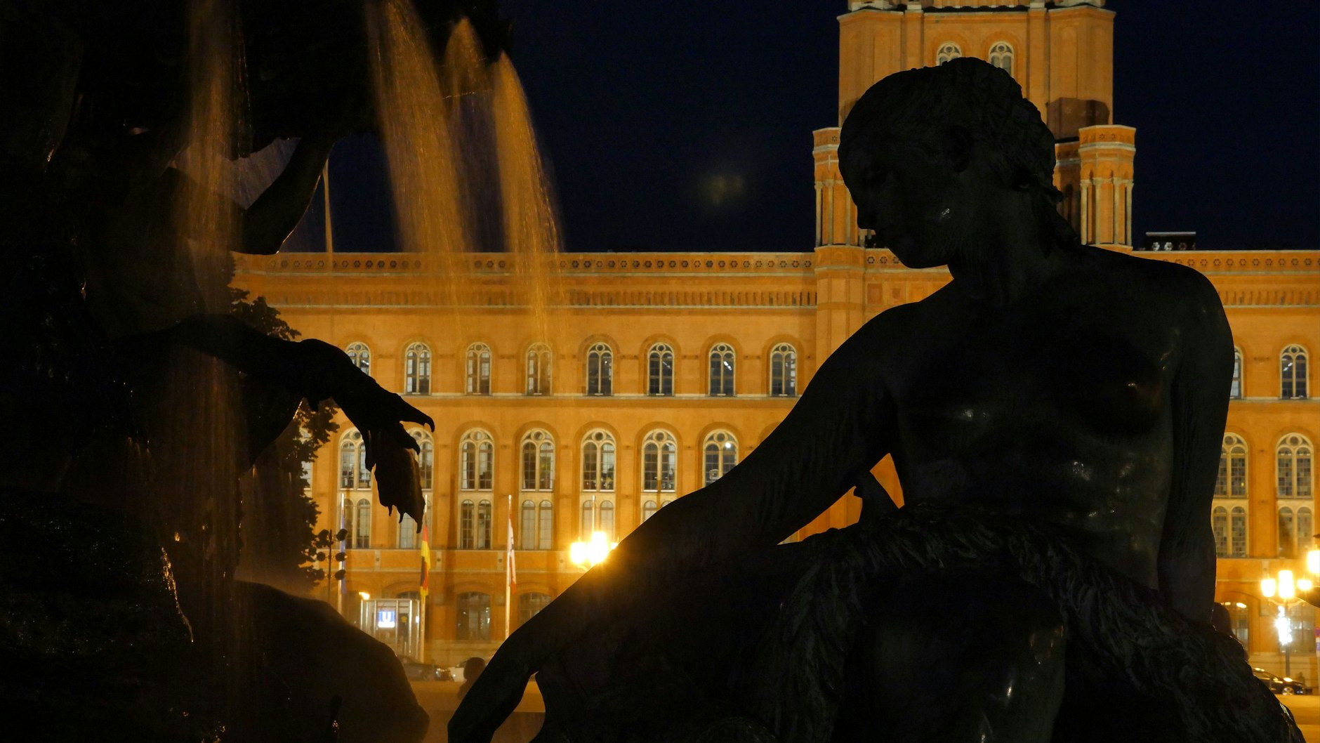 Trotz der Energiesparpläne sind Berlins Wahrzeichen wie das Rote Rathaus noch beleuchtet. Der Neptunbrunnen liegt im Dunklen.