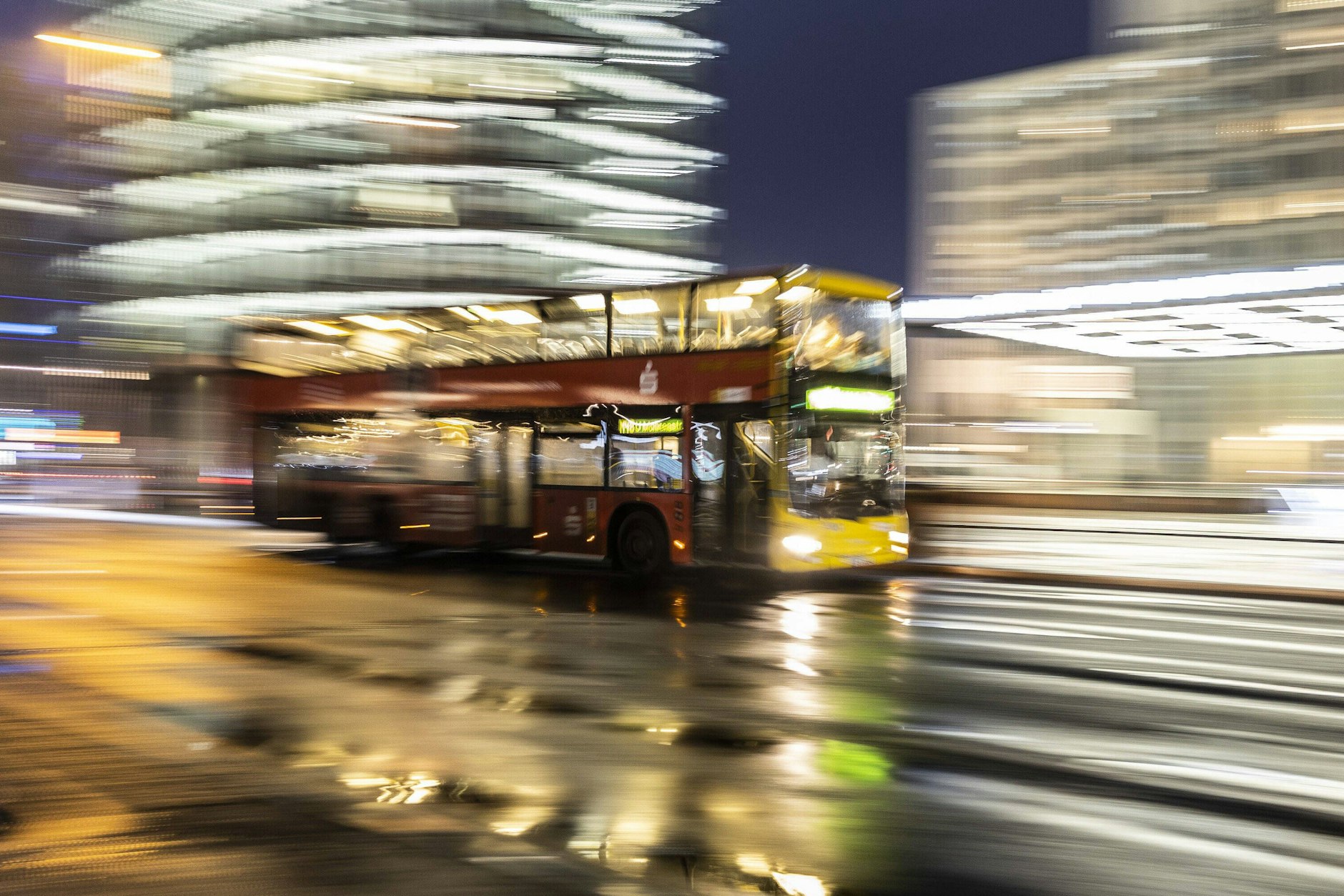 Ein Linienbus der Berliner Verkehrsbetriebe (BVG) nachts auf dem Potsdamer Platz