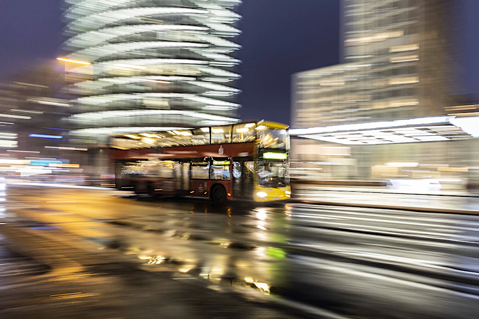 Tag und Nacht unterwegs - die Busse der Berliner Verkehrsbetriebe (BVG). Ein Doppeldecker ist nachts auf dem Potsdamer Platz unterwegs. Auf einigen Linien gilt ein ausgedünnter Fahrplan.