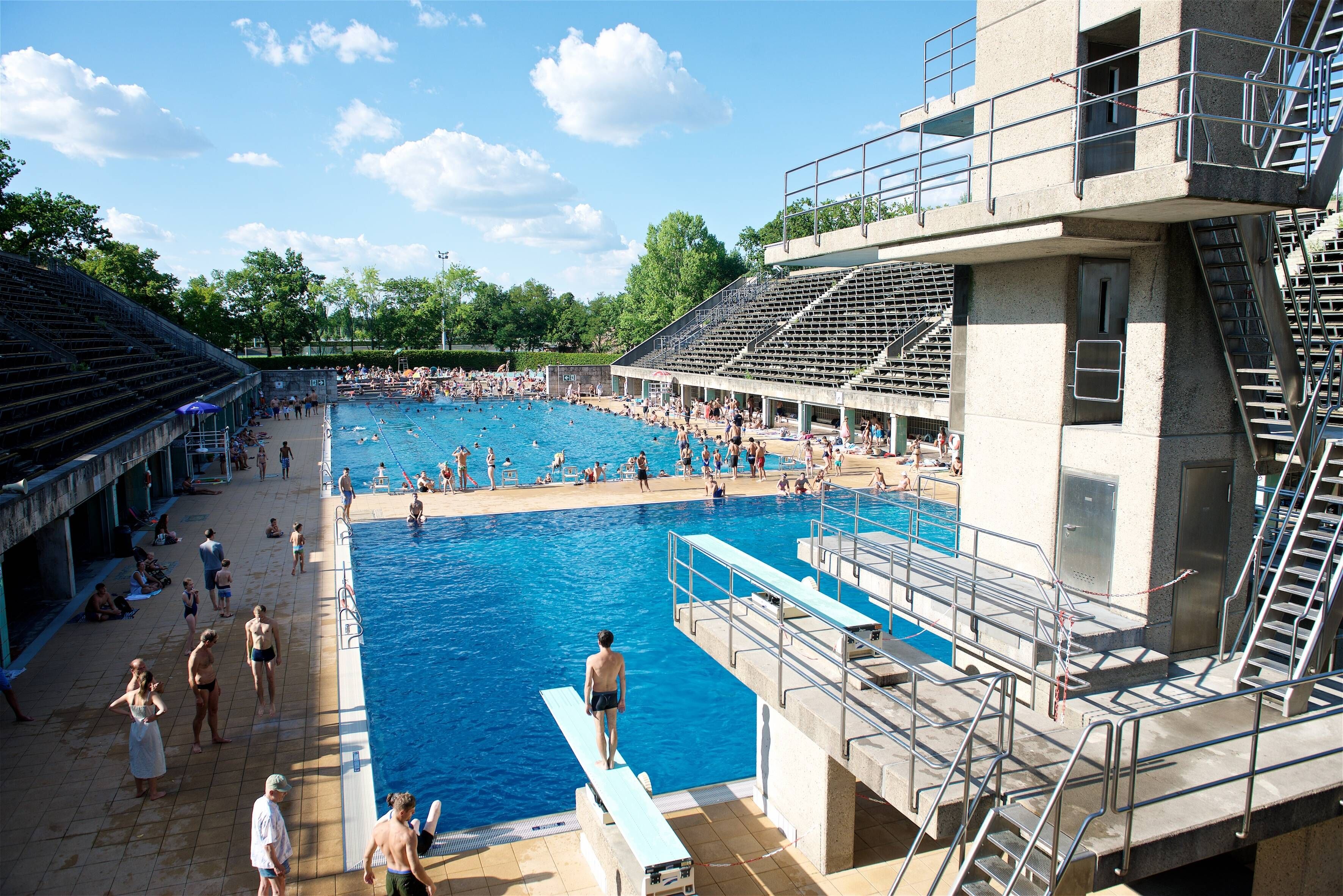 Wieder Randale in Berliner Schwimmbad – Jugendliche stürmen Sprungturm