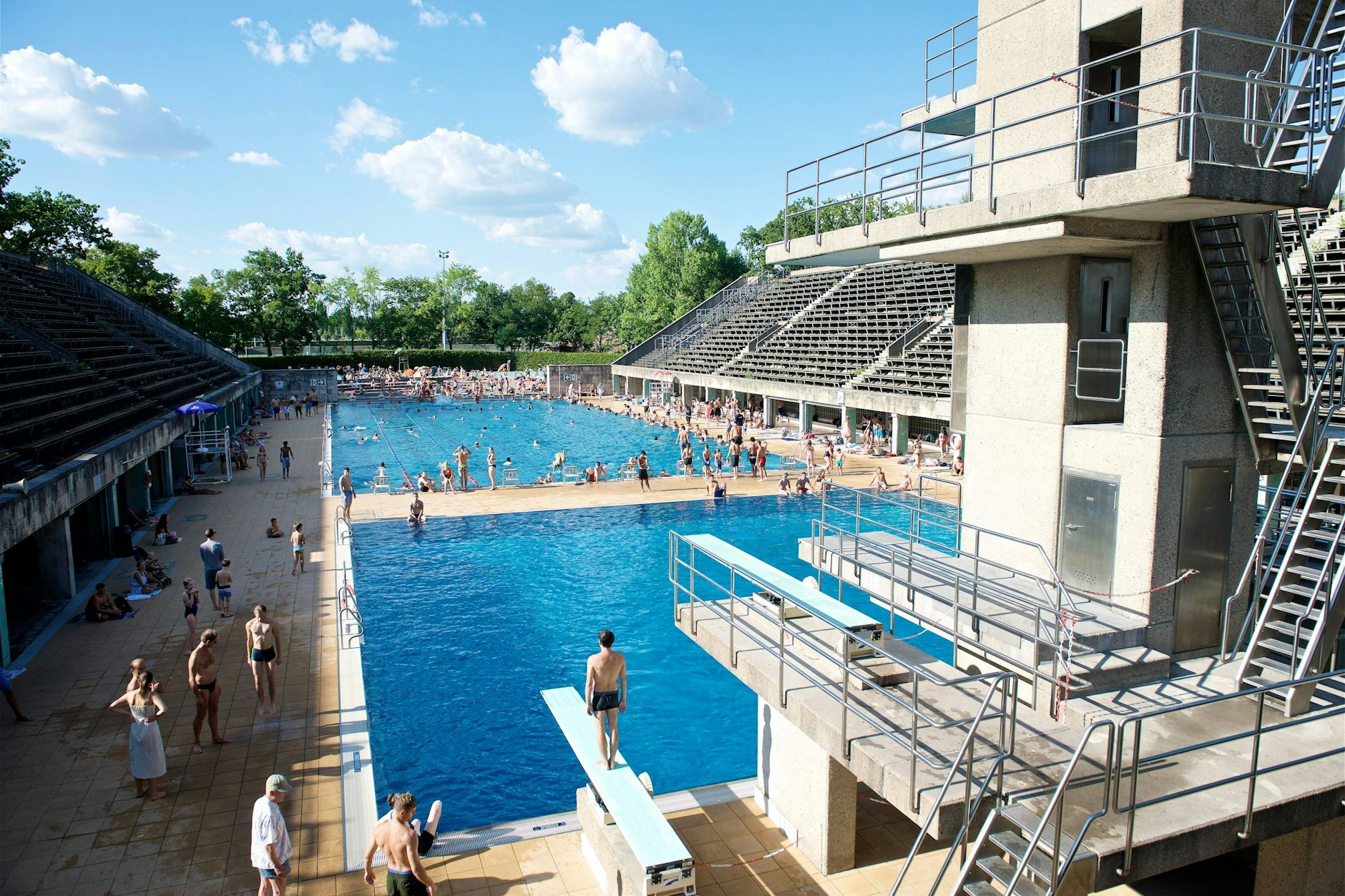 Olympiabad am Olympiastadion in Berlin: Jugendliche stürmten den Sprungturm und lösten einen Polizeieinsatz aus.
