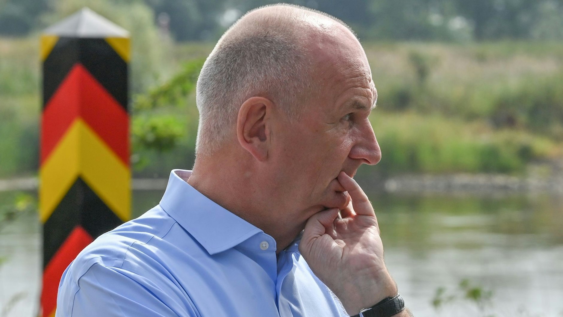 Brandenburgs Ministerpräsident Dietmar Woidke informiert sich vor Ort über das Fischsterben in der Oder.