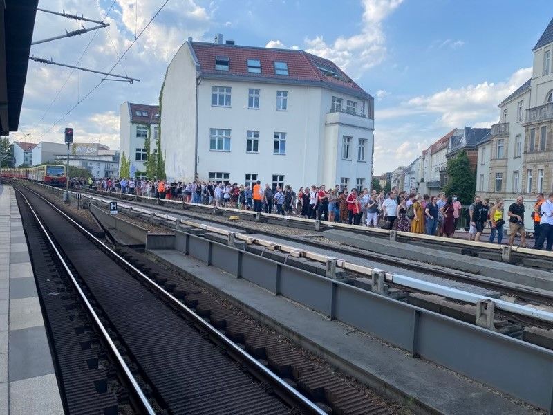 Berlin: Fahrgäste Verlassen Liegengebliebene S-Bahn – Strecke Gesperrt