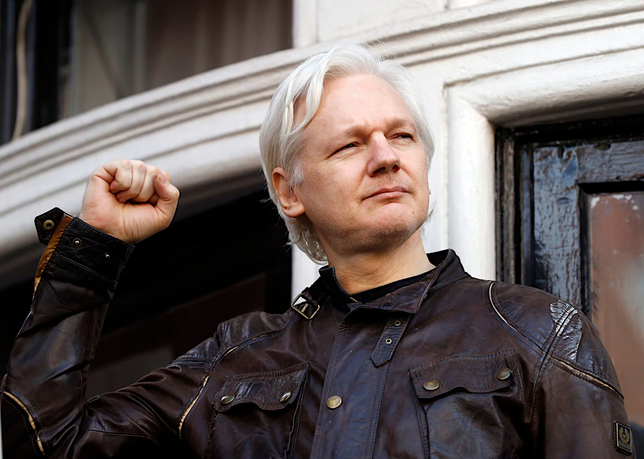 Mai 2017:&nbsp;Wikileaks-Gründer Julian Assange grüßt von einem Balkon der ecuadorianischen Botschaft in London.