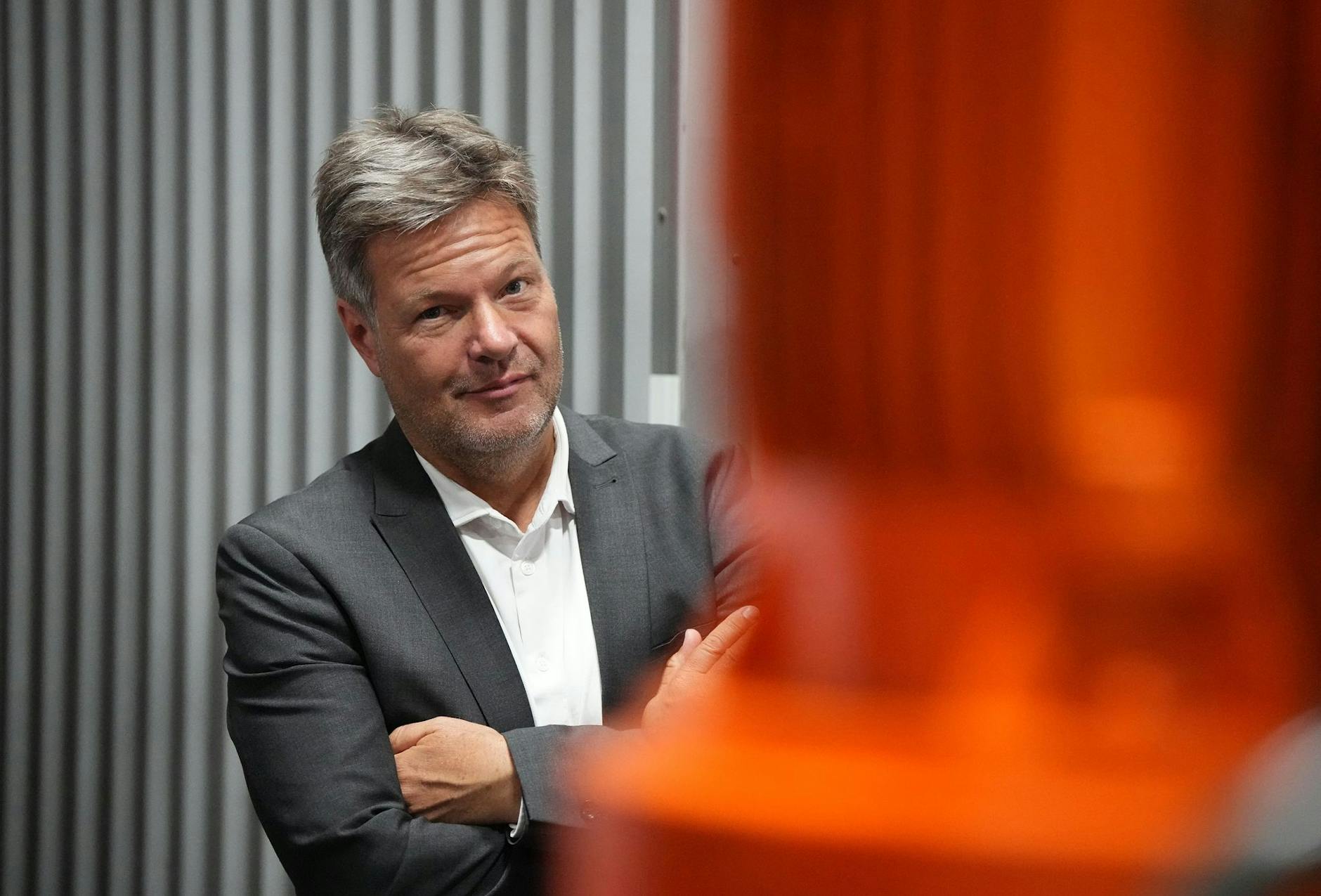 ARCHIV - Bundeswirtschaftsminister Robert Habeck will mittels zwei neuer Verordnungen mehr Energie sparen.