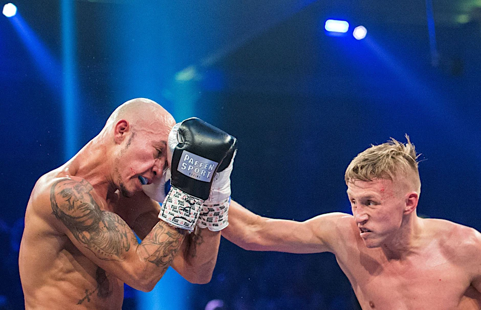 dpatopbilder - ARCHIV - Der ehemalige Boxweltmeister Sebastian Formella (r) steht kurz vor seinem Comeback in London.  