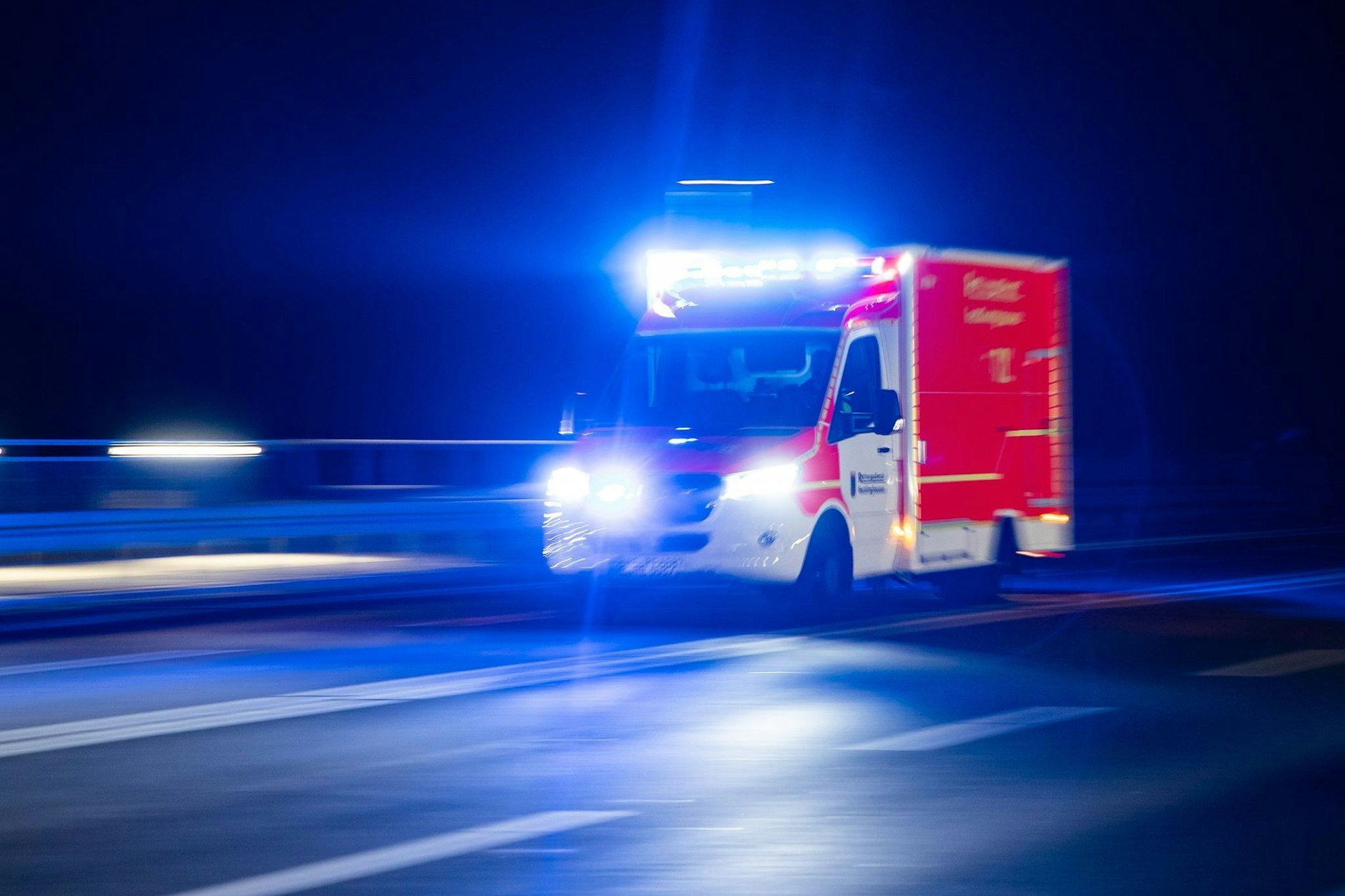 Rettungskräfte brachten den 20-Jährigen und dessen Vater schwer verletzt in ein Krankenhaus (Symbolbild).