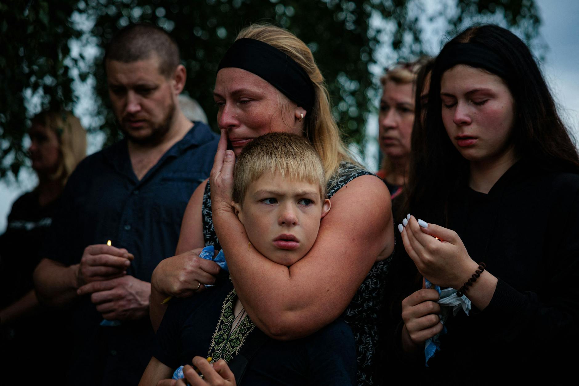 Familienangehörige trauern auf dem Friedhof von Butscha.