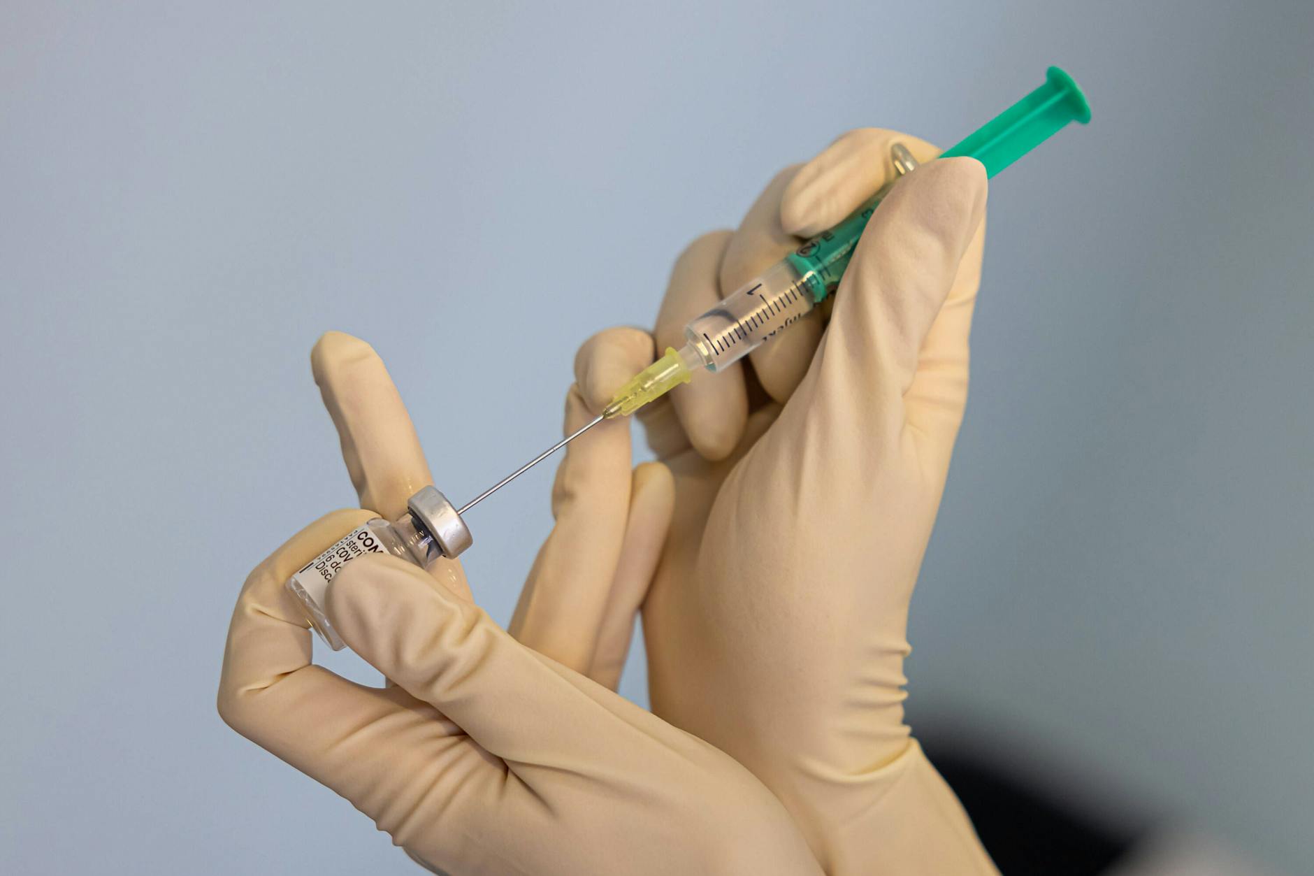 Eine Spritze wird aufgezogen.
