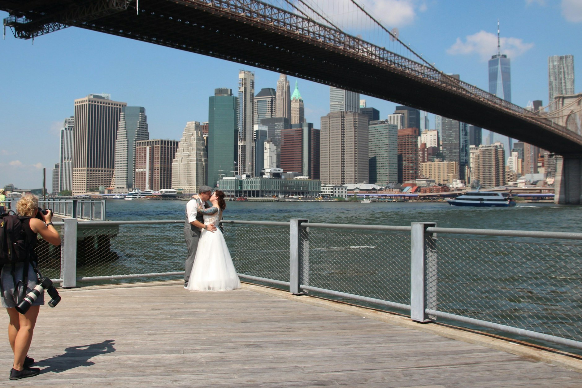 Das Brautpaar Annika Heisig und Patrick Brosch beim Hochzeitskuss unterhalb der Brooklyn-Bridge.