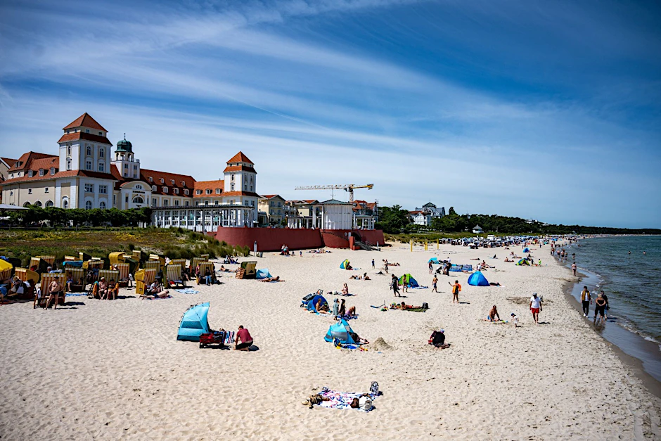 Überbewertet: Urlauber und Tagesgäste nutzen das sonnige Wetter am Strand auf der Ostseeinsel Rügen.