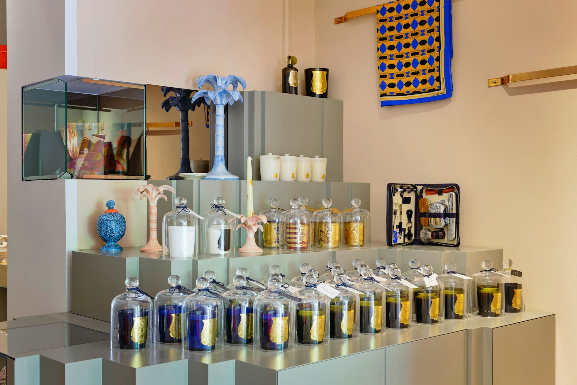 Kostbare Kerzen, Maniküre-Sets: Wer sich oder andere beschenken will, ist bei MDC goldrichtig.