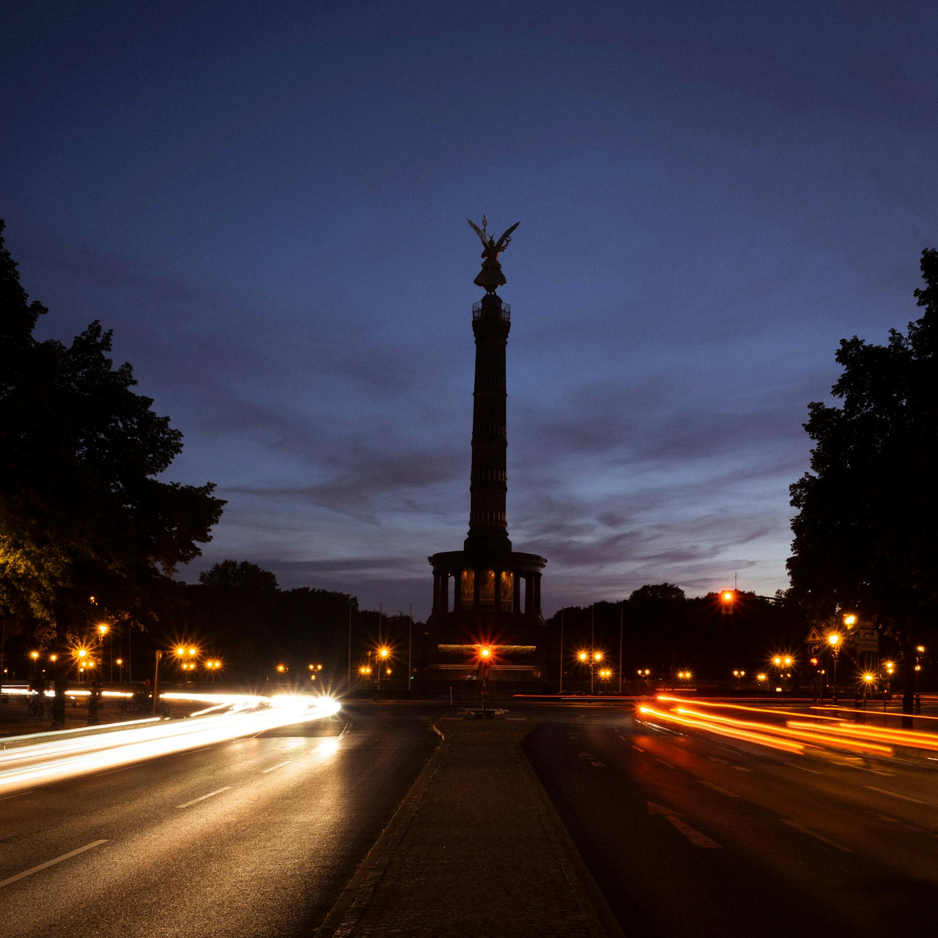 Berlin will Energie sparen, kommt aber mit dem Lichtabschalten der Wahrzeichen nicht hinterher. Und Sie glauben ja gar nicht, was das auch noch kostet