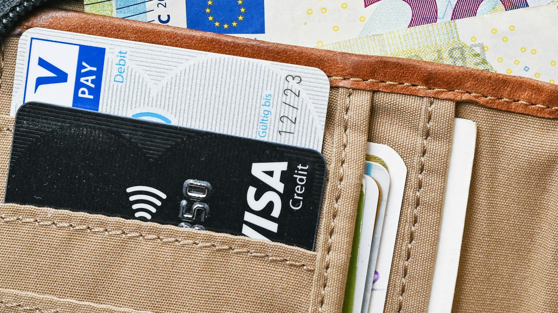 Geldkarten gibt es kostenlos. Wer dafür Gebühren zahlen soll, sollte über einen Wechsel der Bank nachdenken.