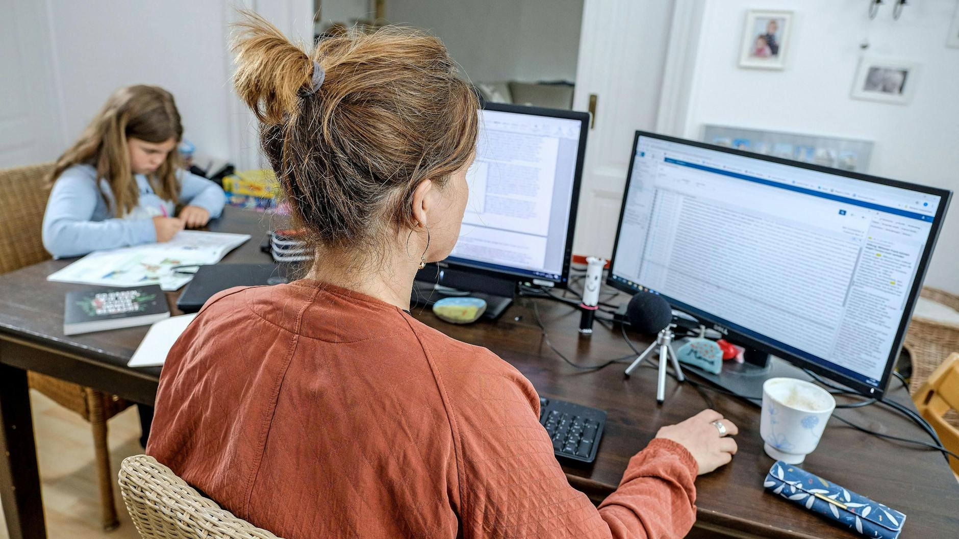 Im Homeoffice zu arbeiten, hat vor allem für Eltern oft Vorteile. Aber was ist mit den Mehrkosten für Strom und Heizung?
