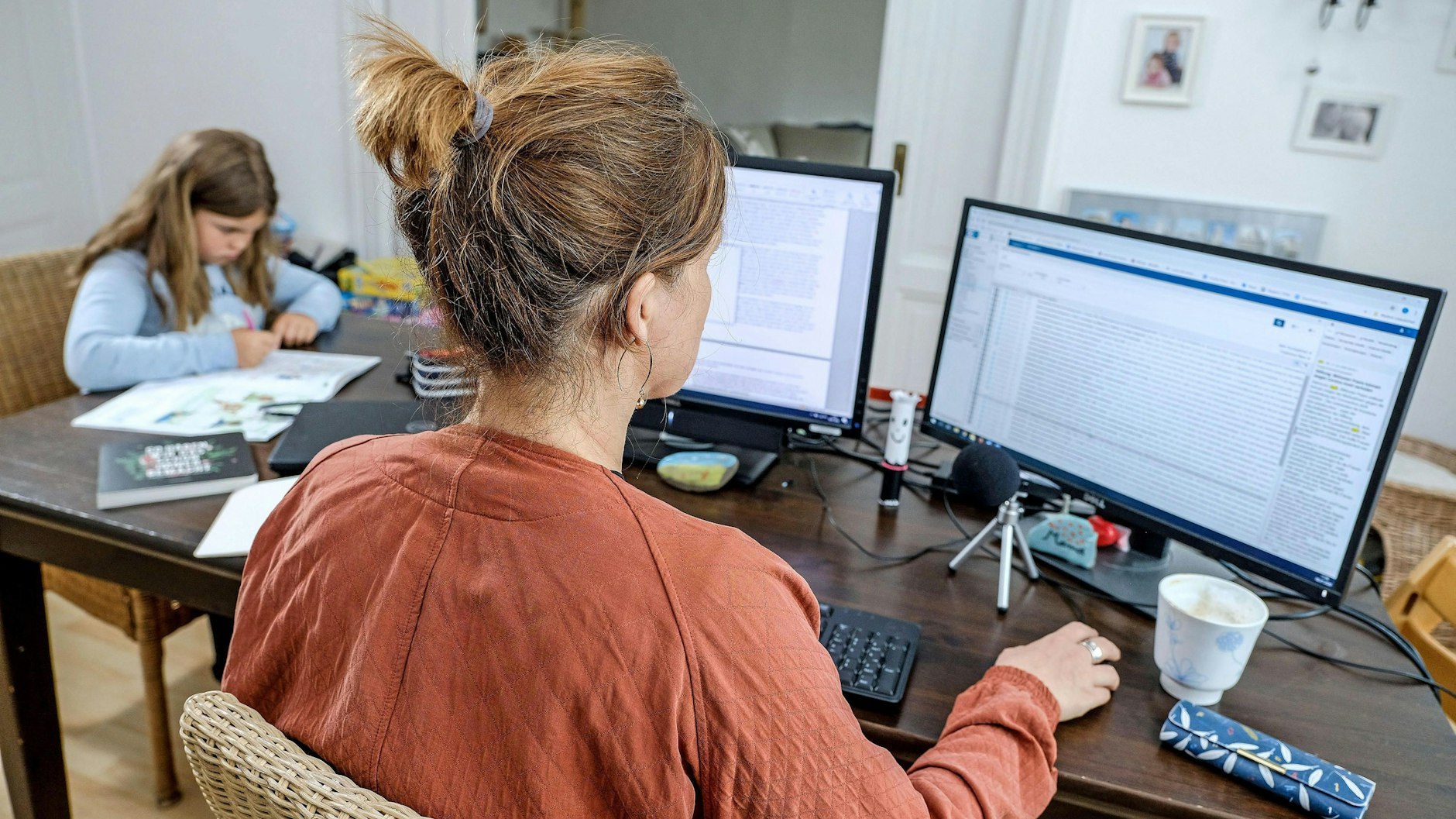 Im Homeoffice zu arbeiten, hat vor allem für Eltern oft Vorteile. Aber was ist mit den Mehrkosten für Strom und Heizung?