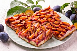 Leckeres Rezept für Pflaumenkuchen vom Blech: So gelingt Ihnen der Klassiker mit Hefeteig wie bei Oma
