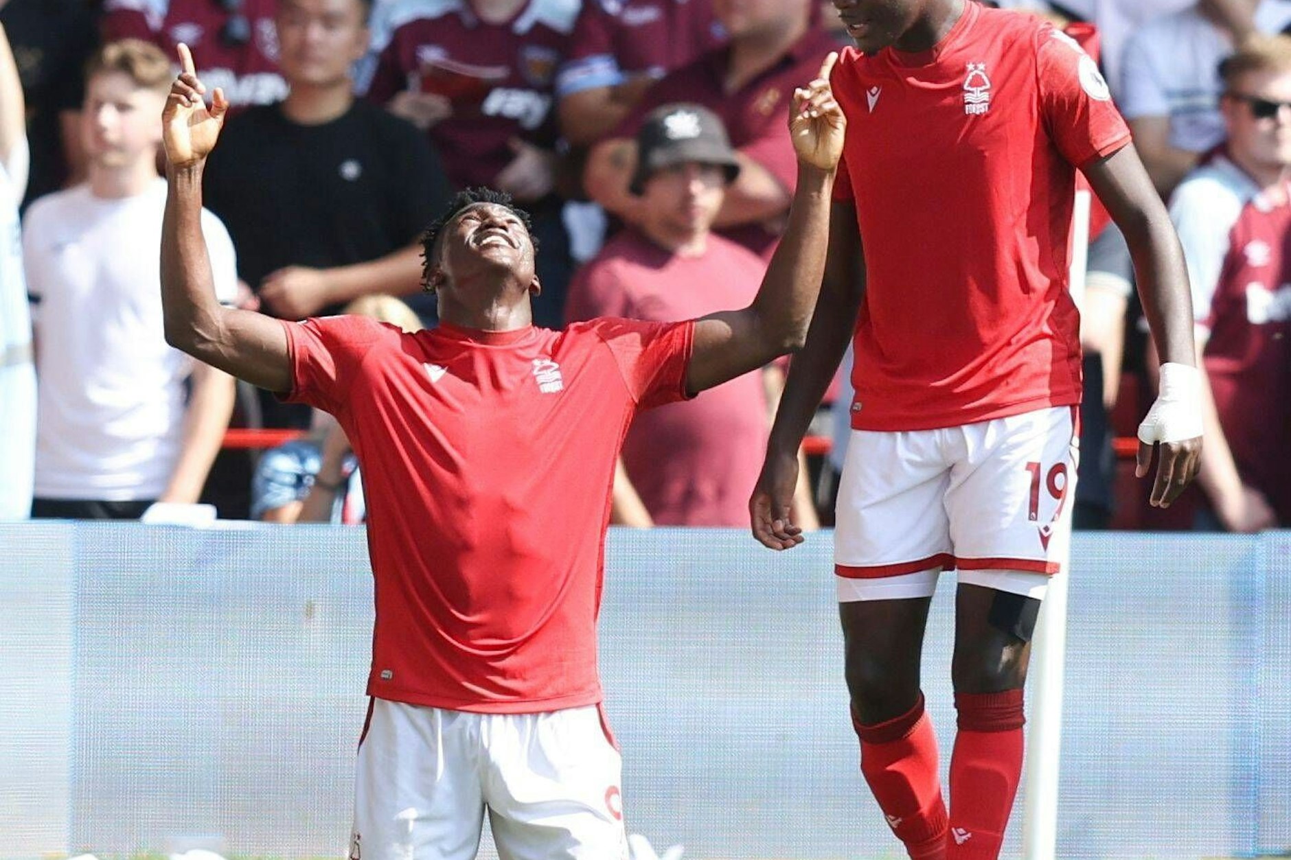 Bisschen leer auf der Brust, aber eine Unionern durchaus vertraute Geste: Taiwo Awoniyi feiert seine ersten Treffer in der Premier League für Nottingham Forest.