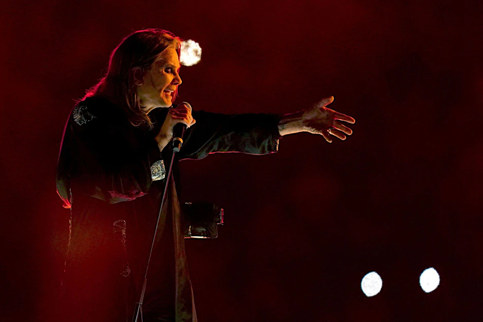 ARCHIV - Rockstar Ozzy Osbourne tritt während der Abschlusszeremonie der Commonwealth Games im Alexander-Stadion auf.  