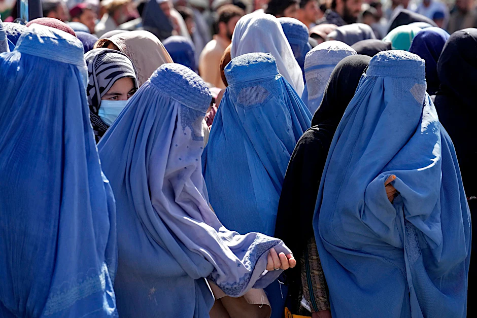 ARCHIV - Frauen warten in Kabul auf Lebensmittelrationen, die von einer humanitären Hilfsorganisation aus Saudi-Arabien verteilt werden. Nach der Machtübernahme der Taliban haben Frauen viele Rechte verloren. Das Land erlebt zudem eine humanitäre Katastrophe.  
