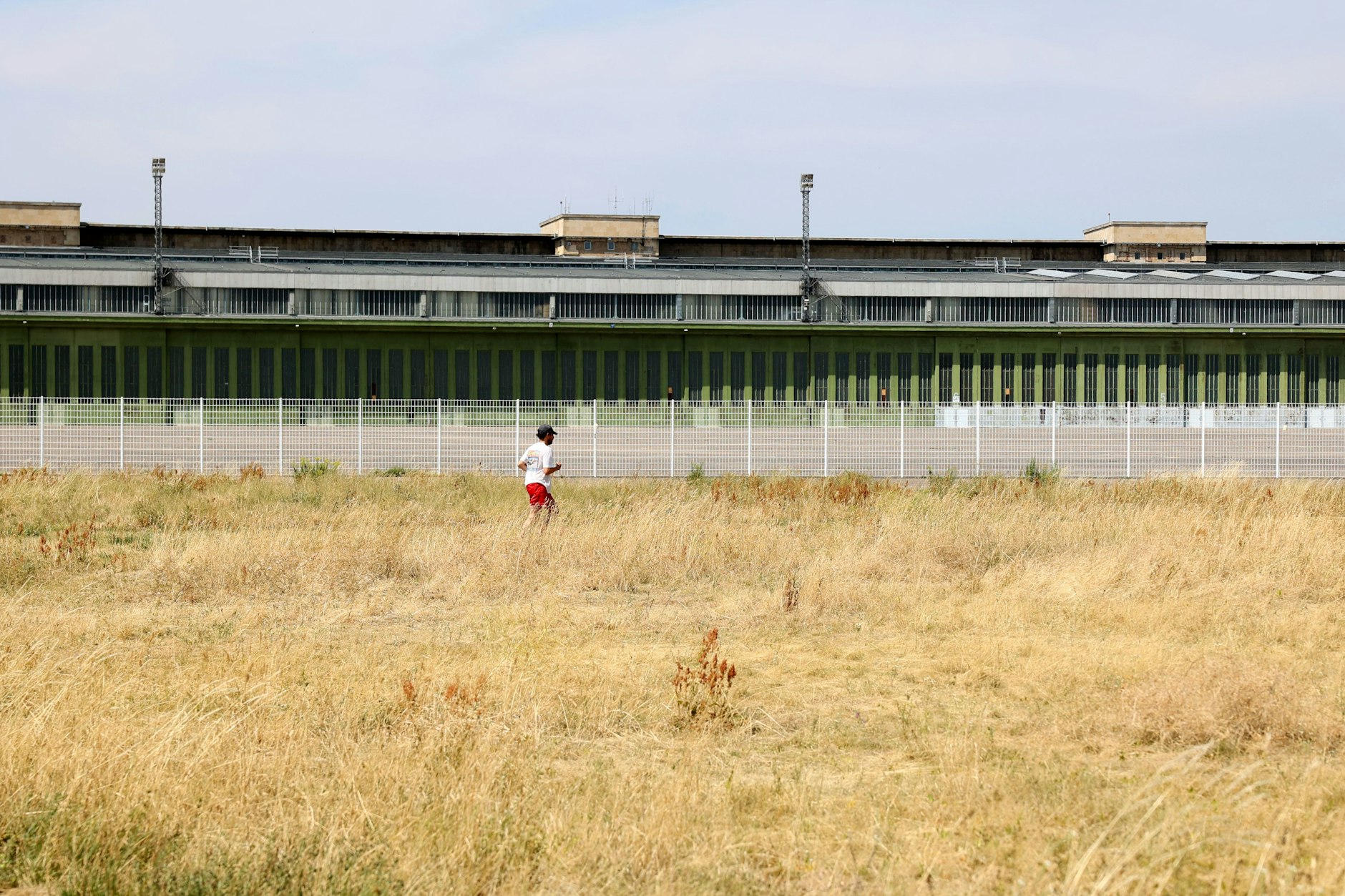 Kein Grün, nur verdorrte Gräser: Das Tempelhofer Feld leidet sichtbar unter der Langzeithitze.