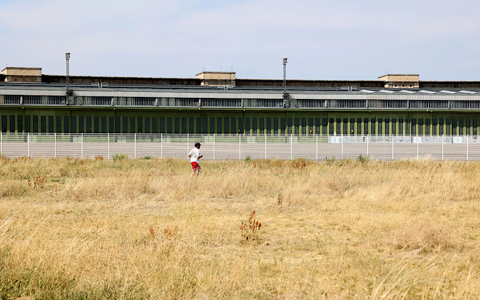 Kein Grün, nur verdorrte Gräser: Das Tempelhofer Feld leidet sichtbar unter der Langzeithitze.