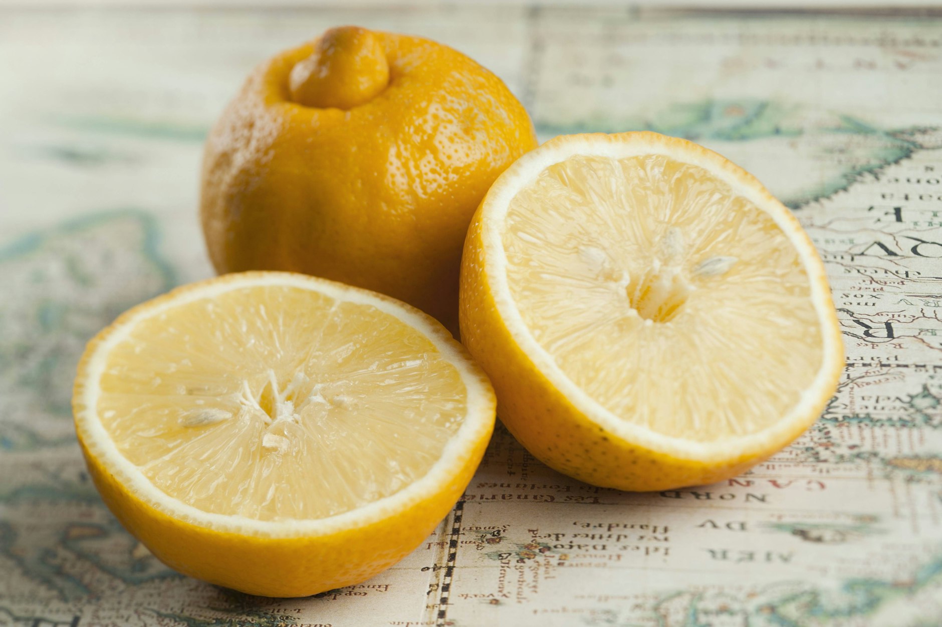 Das Rezept für den Kilokick mit Zitrone ist genial: Dank des hohen Gehaltes an Vitamin C helfen die Früchte super beim Abnehmen.