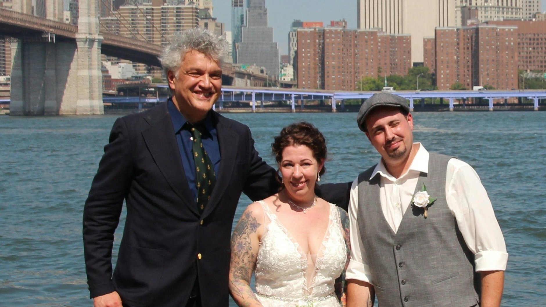 Hochzeitsplaner Inanc mit dem glücklichen Ehepaar.