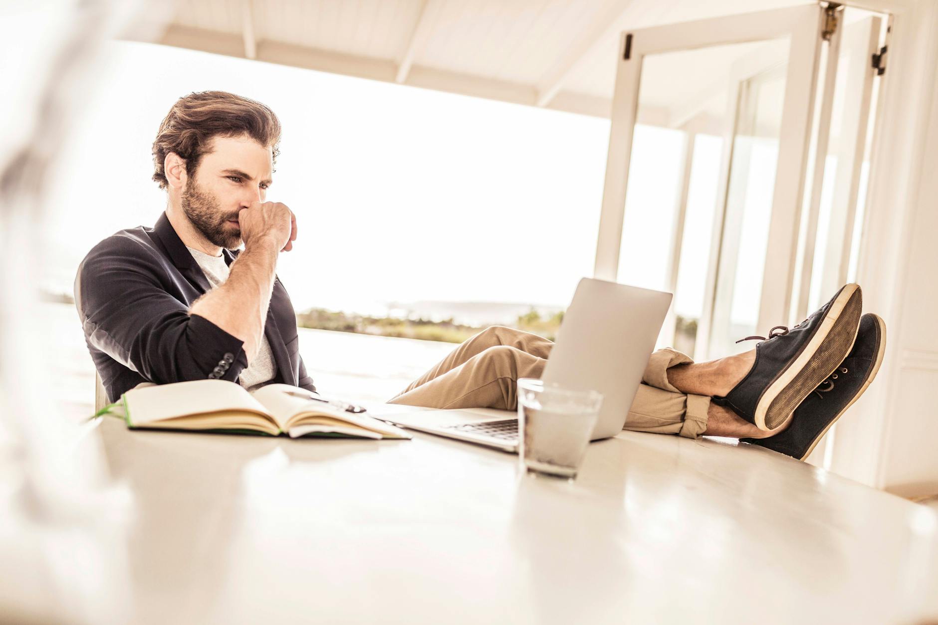 Wenn Arbeitnehmer im Homeoffice arbeiten, spart der Arbeitgeber Energiekosten. Verpflichten kann er seine Angestellten dazu aber nicht.