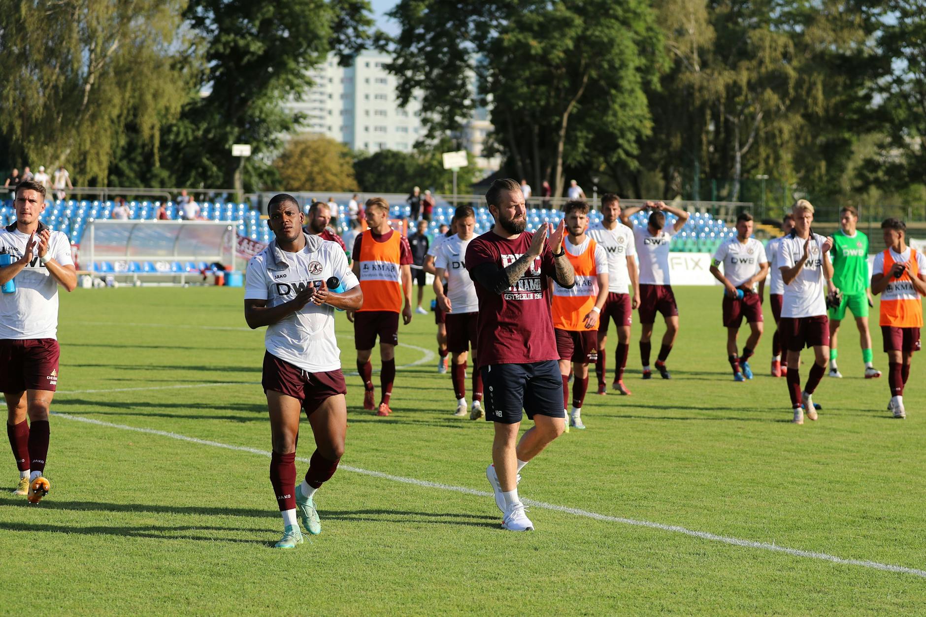 Mit hängenden Köpfen ging es nach dem Schlusspfiff auf die Runde. Die BFC-Kicker bedanken sich bei ihrem Anhang für die Unterstützung.