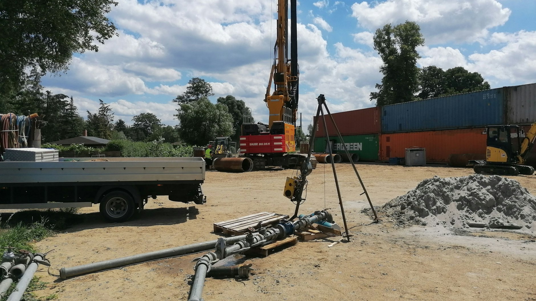 Arbeiten an der Schleuse Friedenthal in Oranienburg zur Vorbereitung auf die Entschärfung zweier Weltkriegsbomben. Im Hintergrund die Containerwand, die Anwohner schützen soll.