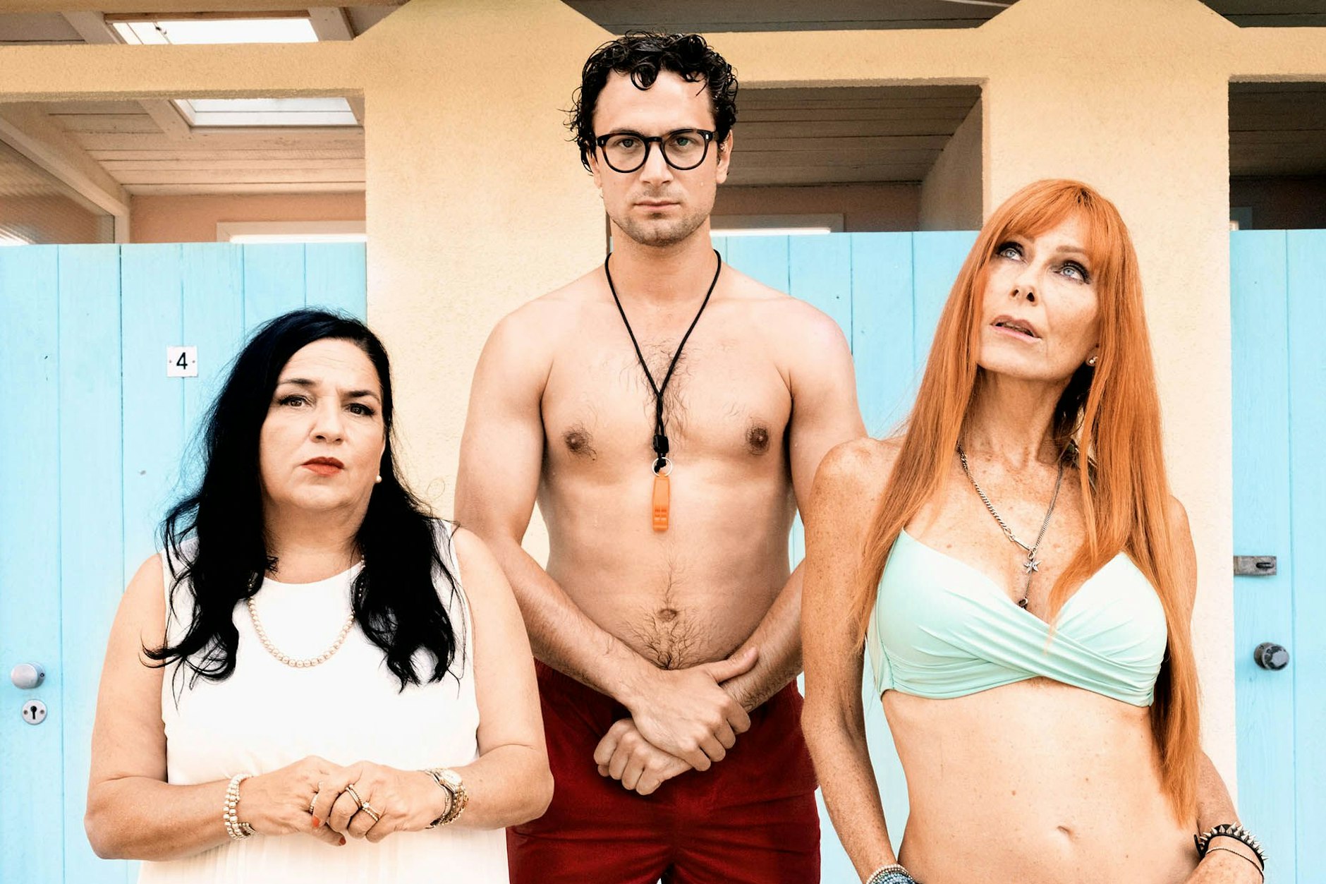 Die beiden nicht mehr jungen Feministinnen mit dem neuen Bademeister (Maria Happel, Samuel Schneider und Andrea Sawatzki, v. l.)