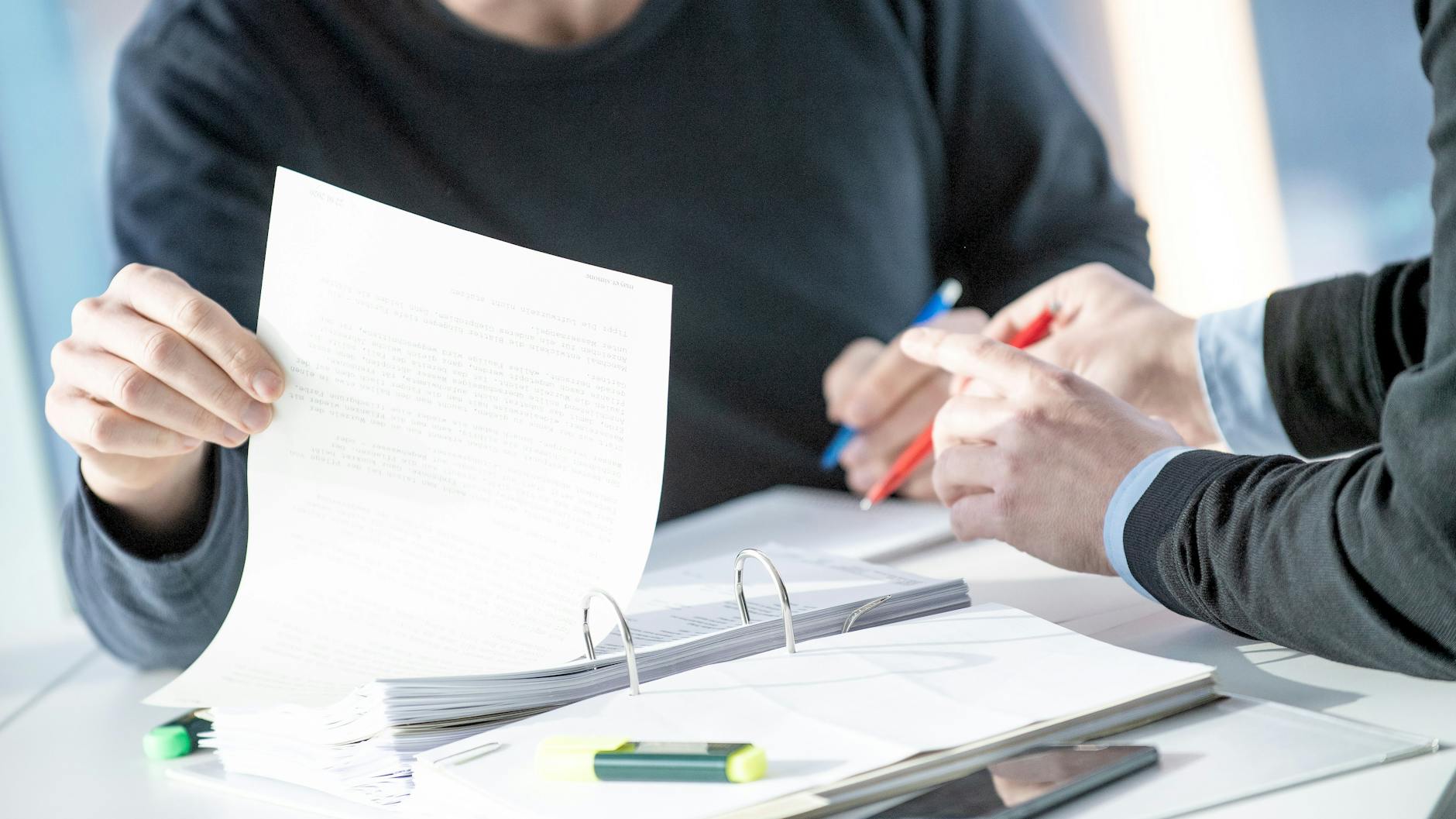 Mit einem kritischen Bick sollte man bestehende Verträge prüfen. Oft sind sie in die Jahre gekommen und es gibt bereits deutlich günstigere Varianten, mit denen man ordentlich Geld sparen kann.