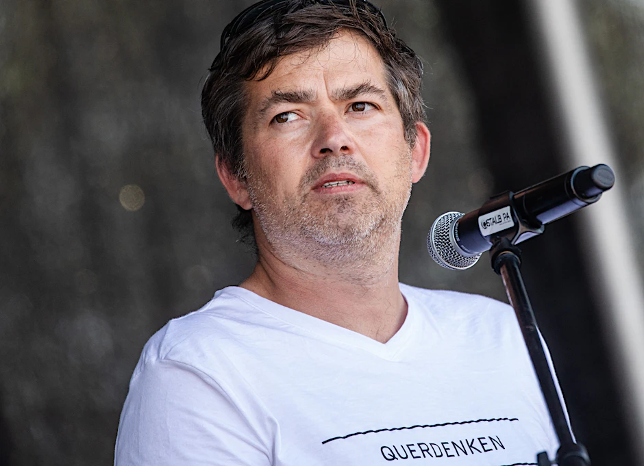 Michael Ballweg, Initiator der Initiative „Querdenken“, spricht bei einer Protestkundgebung.