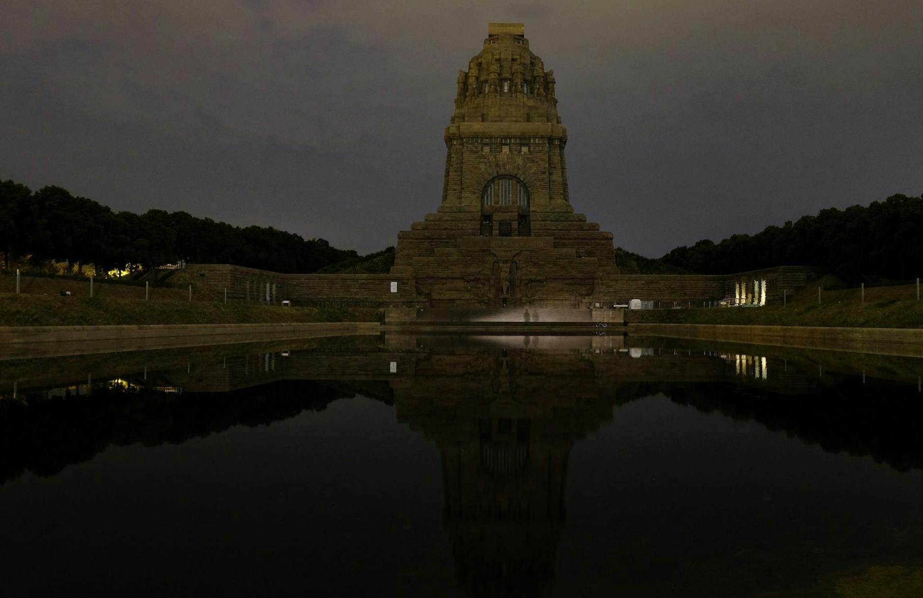 Blick aufs Völkerschlachtdenkmal in Leipzig, das vor dem Hintergrund der drohenden Energiekrise nicht mehr beleuchtet wird. Habecks Entwurf sieht vor, dass die Beleuchtung von Gebäuden und Denkmälern aus rein ästhetischen oder repräsentativen Gründen ausgeschaltet werden soll.