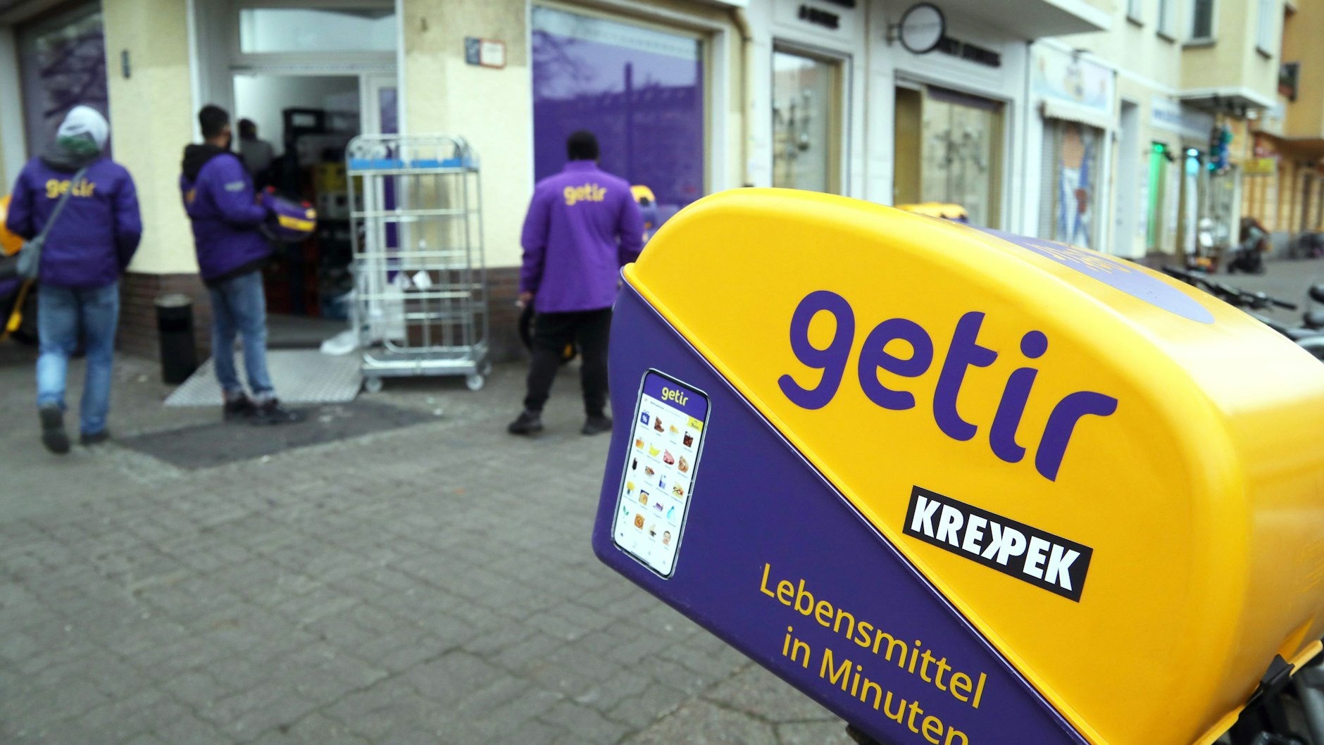 Die Fahrer warten vor einem Getir-Geschäft auf eingehende Bestellungen.