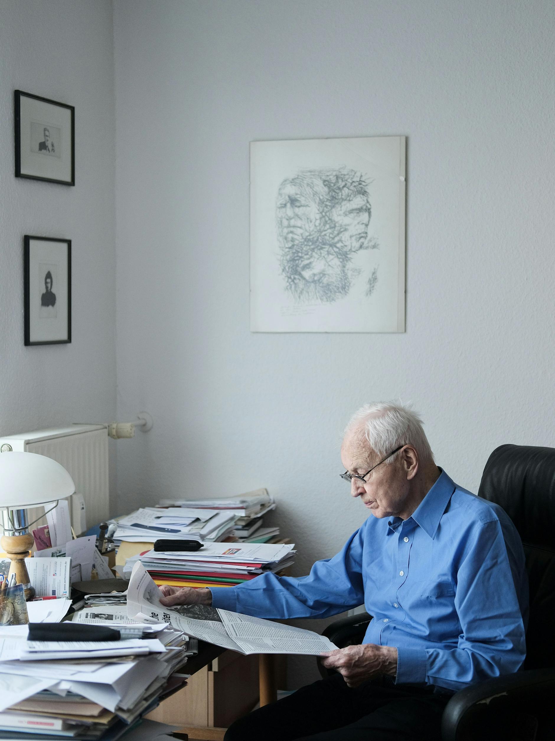 Hans Modrow an seinem Schreibtisch